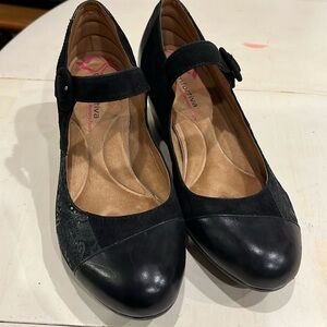 Comfortiva Leather Pillowtop Memory Foam Block Heels size 9 women’s